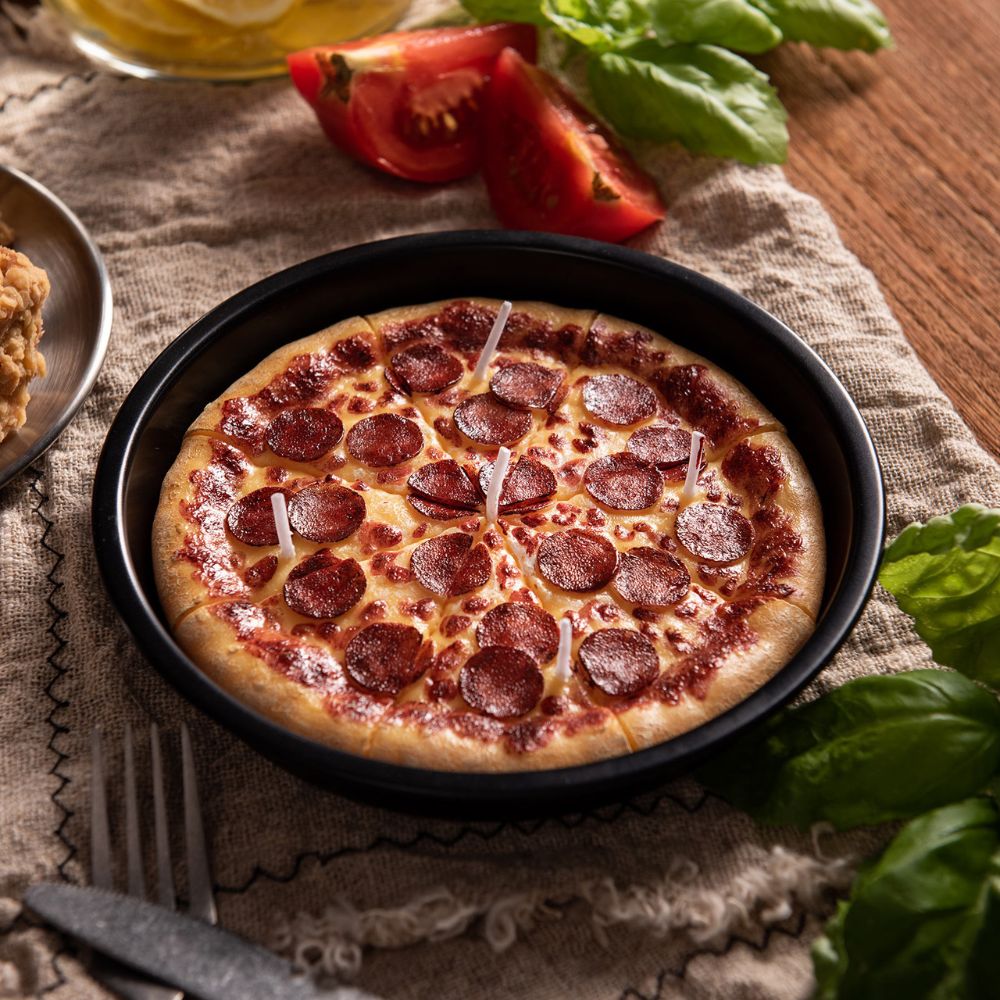 Bird eye view of the candle, we can see the pepperoni and cheese on the pizza candle.
