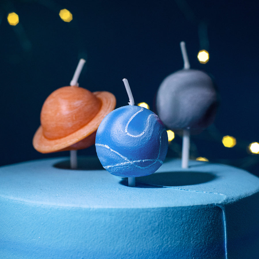 Add a touch of intergalactic beauty to your birthday cake.