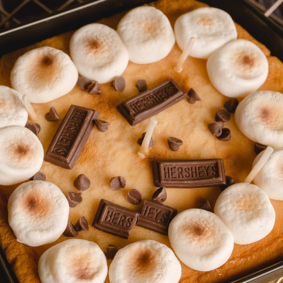 The box of sweetness Skillet S'more Candle is perfect to everyone who likes this dessert!